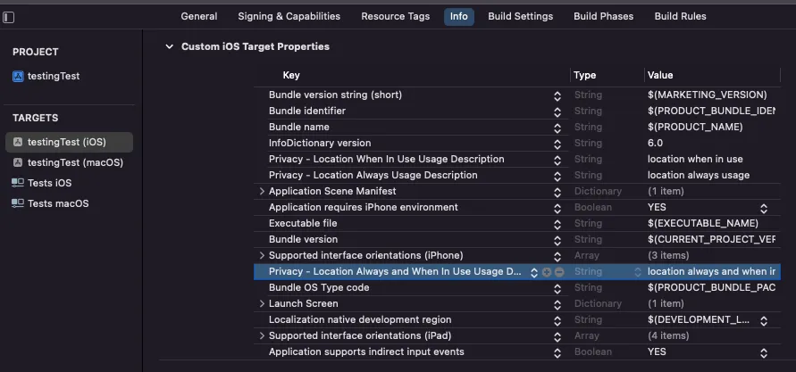 Pestaña Info de Xcode con las claves de permiso de ubicación añadidas